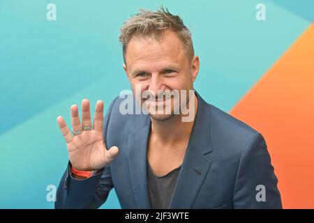 München, Deutschland. 28.. Juni 2022. Philipp HOCHMAIR (Schauspieler) Einzelbild, abgeschnitten Einzelmotiv, Porträt, Porträt, Porträt. ZDF-Empfang/ Treffen in der H`ugo`s Bar anlässlich der Münchner Filmfestspiele am 28.. Juni 2022 Quelle: dpa/Alamy Live News Stockfoto